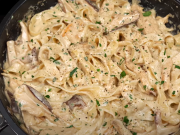 Krémové těstoviny s houbami a kuřecím masem: Rychlý a chutný recept na oběd, hotový do 25 minut