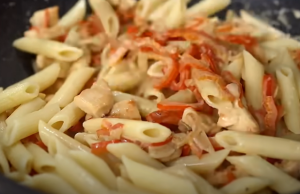 Tip na super rychlý oběd: Smetanové těstoviny s kuřecím masem a zeleninou!