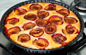 Švestkovo-jogurtový koláč se skořicí – nadýchaný domácí recept Švestkovo-jogurtový koláč se skořicí – nadýchaný domácí recept