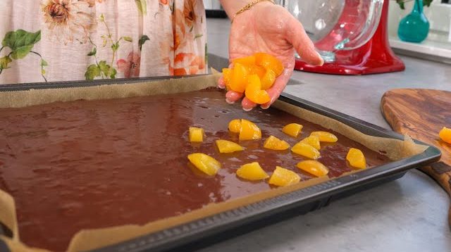 Kakaový koláč s tvarohovým krémem a šťavnatými meruňkami