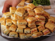 Slané jednohubky z listového těsta plněné párkem a sýrem