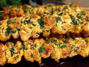 Zlatavé kuřecí špízy s česnekem, citronem a bylinkami: Vůně, která naláká ke stolu