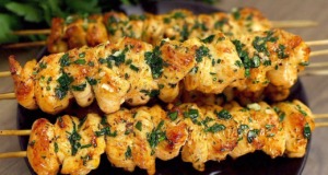 Kuřecí špízy s česnekem a citronem: Recept na šťavnaté maso z trouby Zlatavé kuřecí špízy s česnekem, citronem a bylinkami: Vůně, která naláká ke stolu