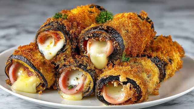 Pečené lilkové rolky s mozzarellou, šunkou a parmazánovou krustou – lehký recept s vůní Itálie Pečené lilkové rolky s mozzarellou, šunkou a parmazánovou krustou – lehký recept s vůní Itálie