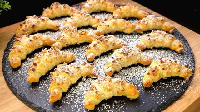 Rychlé croissanty z listového těsta s Nutellou a oříšky – hotové za 30 minut Rychlé croissanty z listového těsta s Nutellou a oříšky – hotové za 30 minut