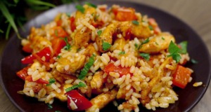 Rychlý kuřecí stir-fry s paprikou a rýží: Zdravá večeře do 30 minut Rychlý kuřecí stir-fry s paprikou a rýží: Zdravá večeře do 30 minut