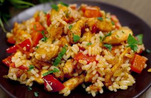 Rychlý kuřecí stir-fry s paprikou a rýží: Zdravá večeře do 30 minut