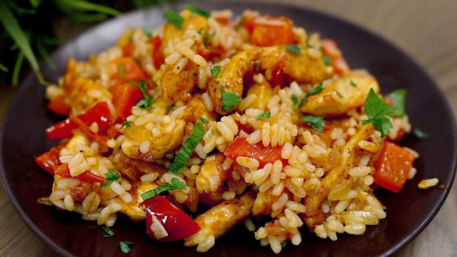 Rychlý kuřecí stir-fry s paprikou a rýží: Zdravá večeře do 30 minut Rychlý kuřecí stir-fry s paprikou a rýží: Zdravá večeře do 30 minut