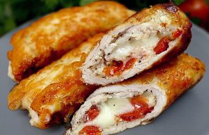 Kuřecí rolky plněné mozzarellou a rajčaty – snadná příprava a dokonalá chuť Křupavé kuřecí rolky plněné mozzarellou a rajčaty - snadná příprava a dokonalá chuť
