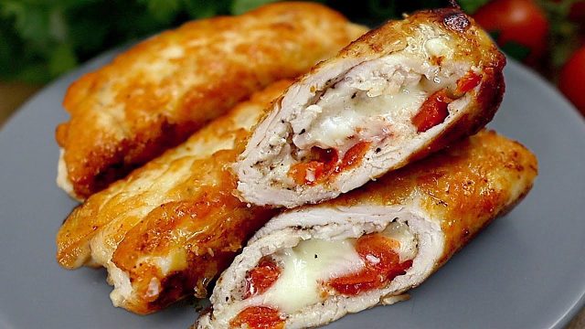 Křupavé kuřecí rolky plněné mozzarellou a rajčaty - snadná příprava a dokonalá chuť