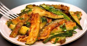 Křupavá restovaná cuketa s česnekem a petrželkou: Rychlá večeře z jedné pánve Křupavá restovaná cuketa s česnekem a petrželkou: Rychlá večeře z jedné pánve