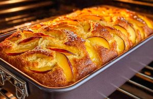 Sladké léto v každém kousku: Nadýchaný broskvový koláč Domácí broskvový koláč s čerstvými broskvemi – snadný a vláčný letní dezert