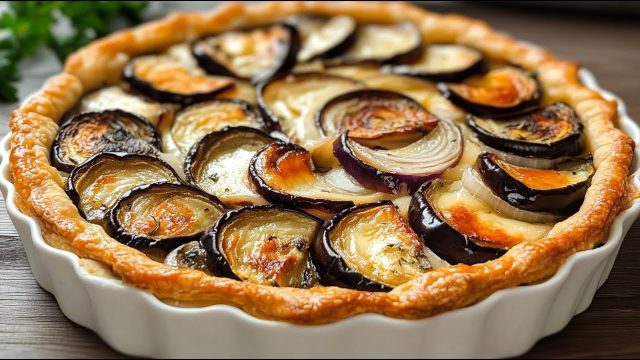 Slaný koláč z listového těsta s lilkem, karamelizovanou cibulí a uzeným sýrem Slaný koláč z listového těsta s lilkem, karamelizovanou cibulí a uzeným sýrem