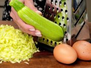 Recept na cuketové placičky s jogurtovo-česnekovým dresinkem s koprem – snadné, chutné a zdravé