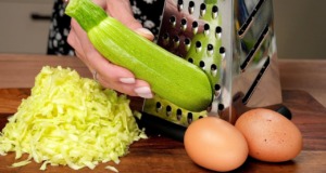 Recept na cuketové placičky – zdravý oběd s jogurtovým dresinkem Recept na cuketové placičky s jogurtovo-česnekovým dresinkem s koprem – snadné, chutné a zdravé