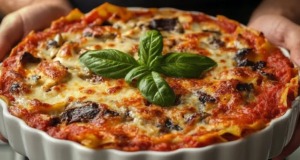 Plněné lasagnové trojúhelníky s lilkem, rajčatovou omáčkou a parmazánem Plněné lasagnové trojúhelníky s lilkem, rajčatovou omáčkou a parmazánem
