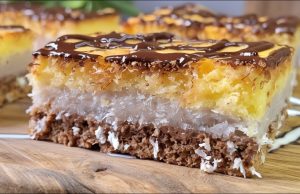 Dvoubarevný koláč s třešněmi, kokosem a čokoládovou polevou | Recept Dvoubarevný koláč s třešněmi, kokosem a čokoládovou polevou | Recept