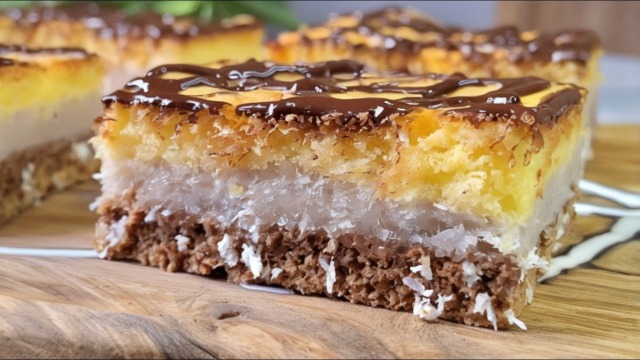 Dvoubarevný koláč s třešněmi, kokosem a čokoládovou polevou | Recept Dvoubarevný koláč s třešněmi, kokosem a čokoládovou polevou | Recept