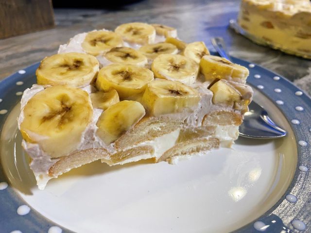 Piškoťák: Nepečený piškotový dort s ovocem a zakysanou smetanou Piškoťák: Nepečený piškotový dort s ovocem a zakysanou smetanou