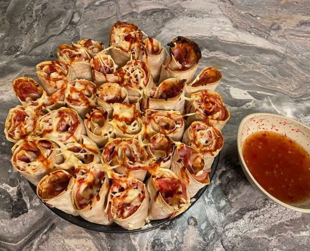 Křupavé tortillové mini rolky se šunkou, salámem a sýrem – snadné pohoštění Křupavé tortillové mini rolky se šunkou, salámem a sýrem – snadné pohoštění