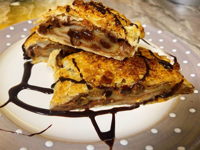 Pudinkovo-čokoládový závin z listového těsta s rozinkami a ořechy