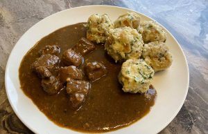 Poctivé vepřové plecko na česneku s majoránkovou omáčkou a domácími knedlíčky Poctivé vepřové plecko na česneku s majoránkovou omáčkou a domácími knedlíčky