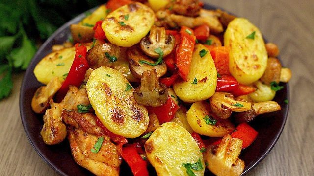 Víkendový oběd, který rozhodně neděláte naposledy: Brambory s houbami, zeleninou a kuřecím masem!