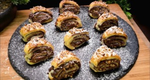 Křupavé listové trojúhelníčky s Nutellou a lískovými ořechy Listové trojúhelníčky s Nutellou a ořechy – rychlý křupavý dezert do 30 minut