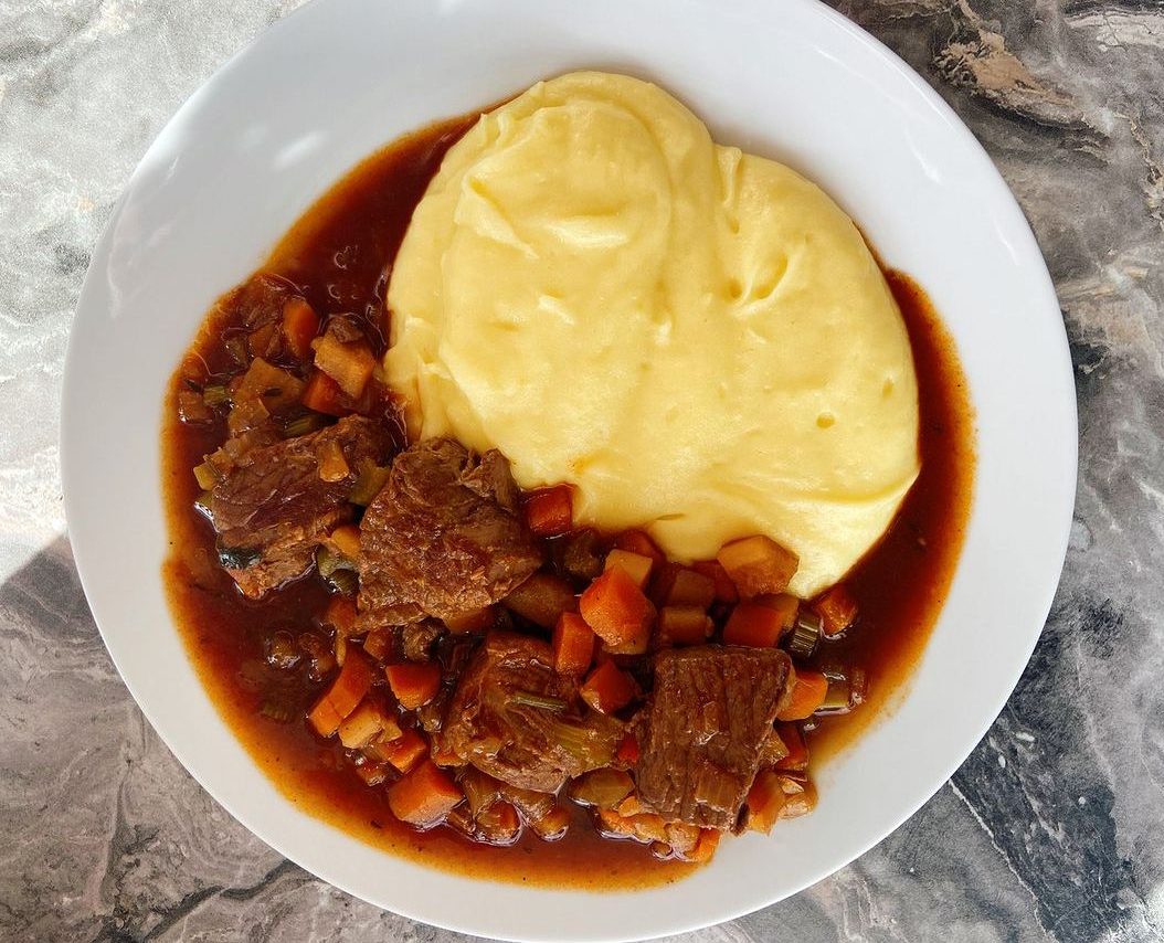 Hovězí maso na černém pivě se zeleninou a bylinkami