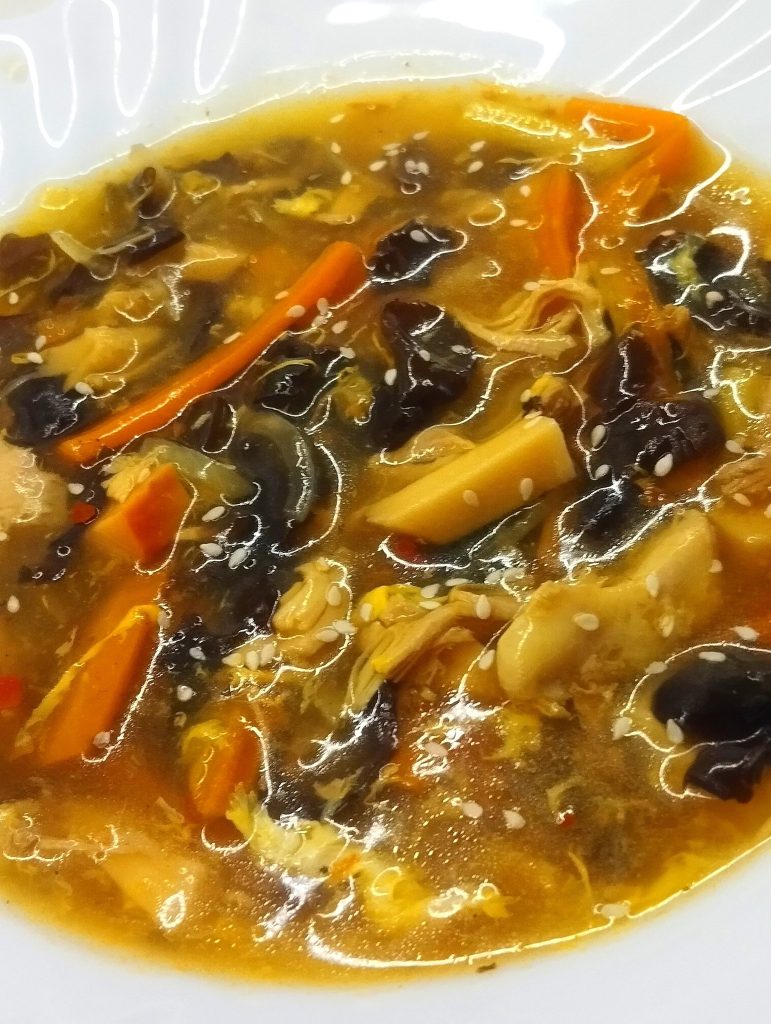 Pikantní ostrokyselá polévka s lesními houbami