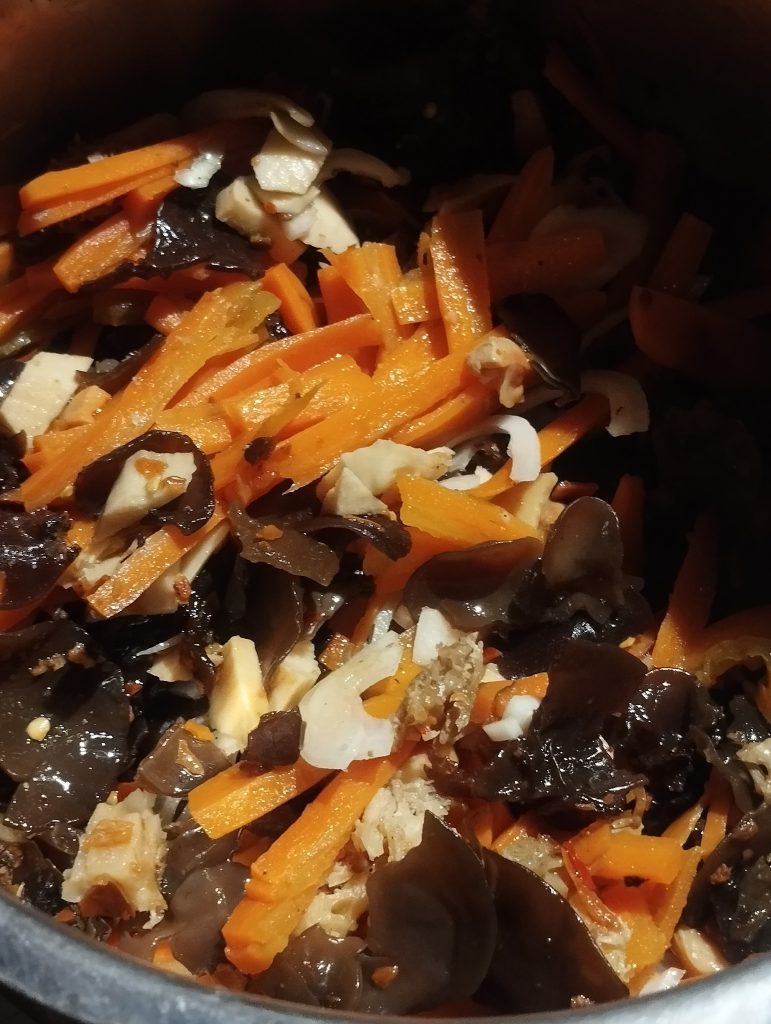 Pikantní ostrokyselá polévka s lesními houbami