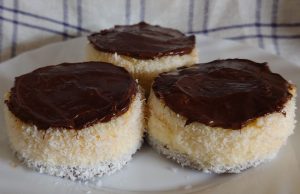 Šubare (Ruské čepice) – sladká pochoutka z piškotu, krému a kokosu Šubare (Ruské čepice) – sladká pochoutka z piškotu, krému a kokosu