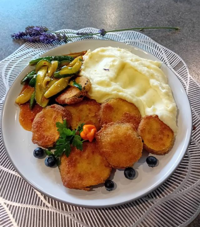 Smažené cukety v trojobalu s jemnou bramborovou kaší