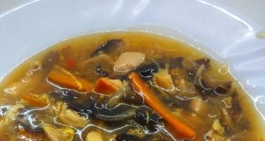 Pikantní ostrokyselá polévka s kuřecím masem a lesními houbami