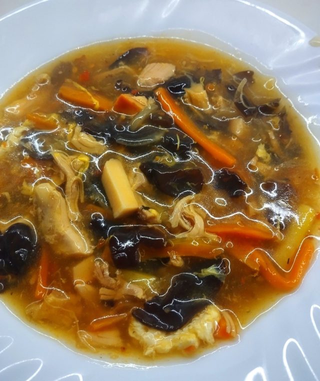 Pikantní ostrokyselá polévka s kuřecím masem a lesními houbami Pikantní ostrokyselá polévka s kuřecím masem a lesními houbami