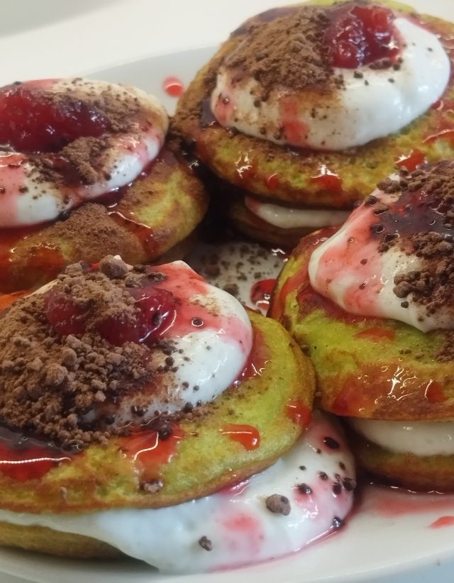 Sladké cuketové lívance s jogurtem a džemem