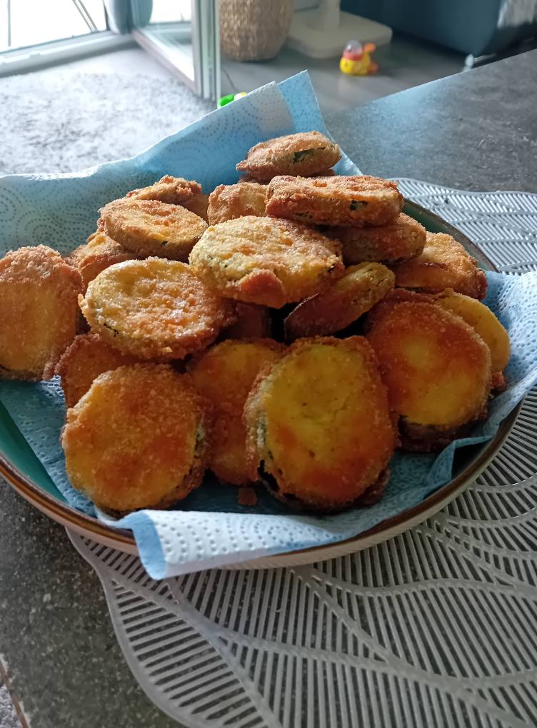 Smažené cukety v trojobalu s jemnou bramborovou kaší