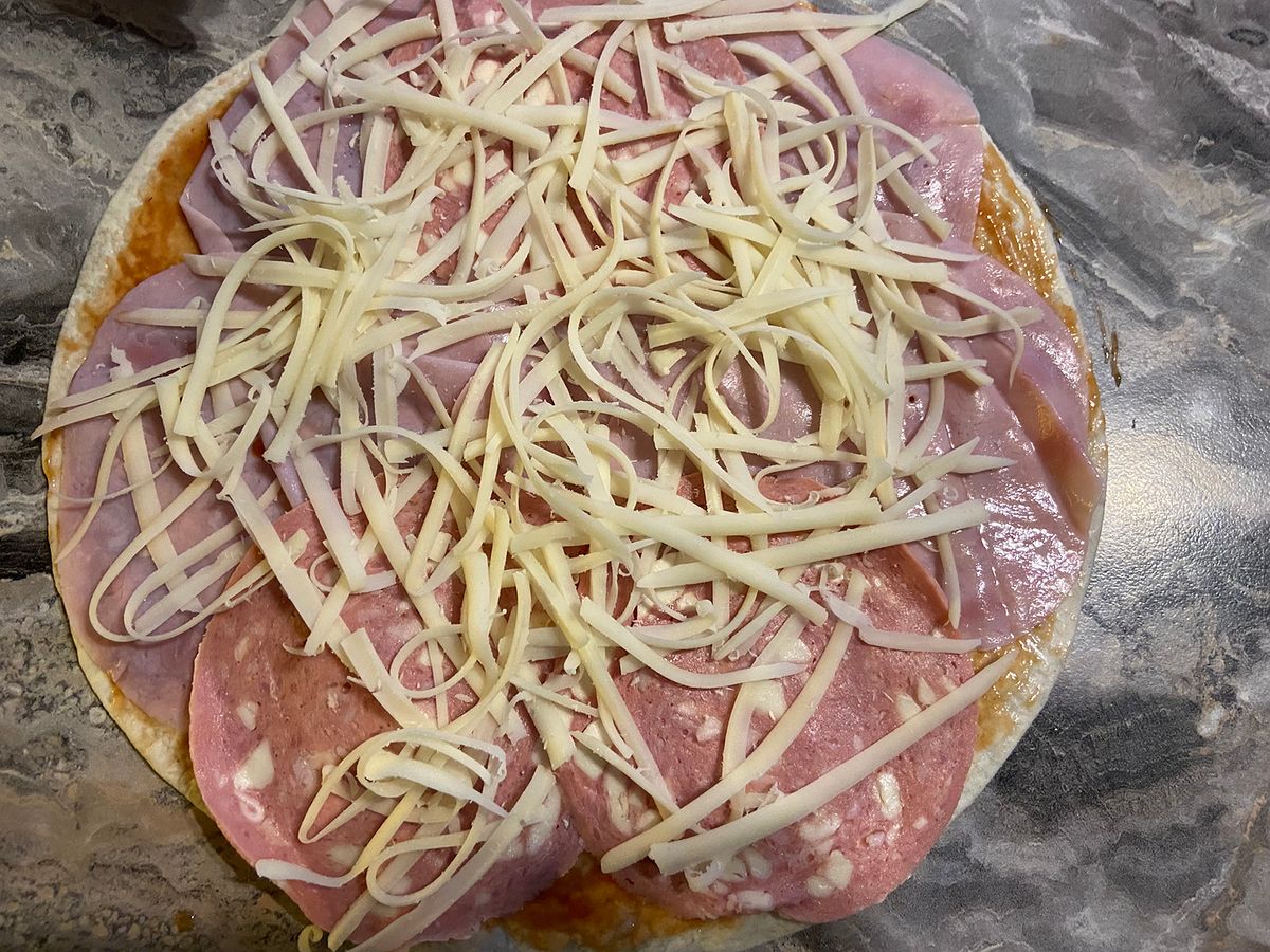 Křupavé tortillové mini rolky se šunkou, salámem a sýrem – snadné pohoštění