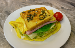 Tousty s vejcem, šunkou, sýrem a guacamole – jednoduchá a sytá snídaně Tousty s vejcem, šunkou, sýrem a guacamole - jednoduchá a sytá snídaně