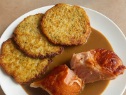 Chrumkavé bramboráčky s jemnou cibulovou omáčkou a uzeným masem - tradiční český recept