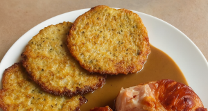 Chrumkavé bramboráčky s jemnou cibulovou omáčkou a uzeným masem – tradiční český recept Chrumkavé bramboráčky s jemnou cibulovou omáčkou a uzeným masem - tradiční český recept