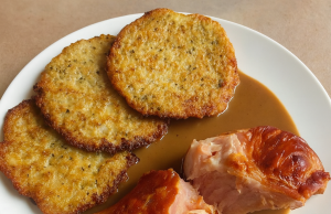 Chrumkavé bramboráčky s jemnou cibulovou omáčkou a uzeným masem - tradiční český recept