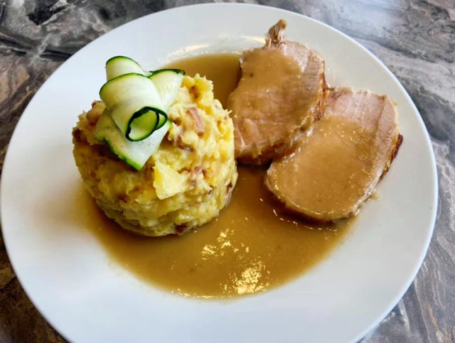 Nejlepší vepřová pečeně s cibulovou omáčkou a šťouchanými brambory