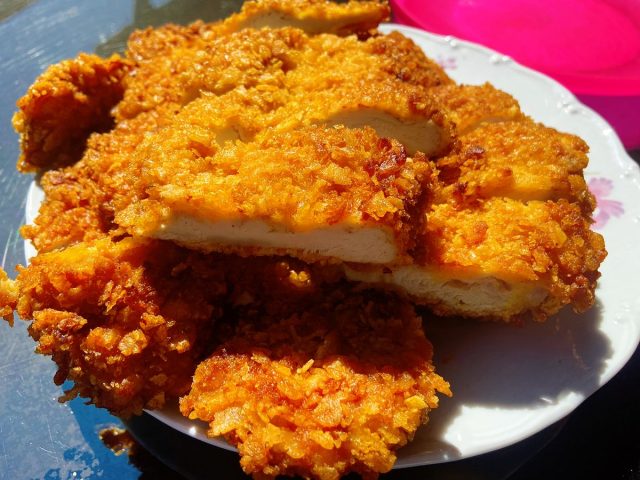 Křupavé kuřecí řízky v kukuřičných lupíncích