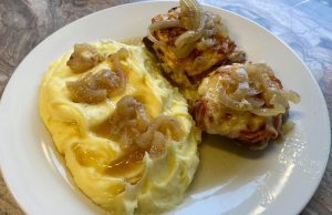 Zapečená vepřová plec s cibulí, slaninou a sýrem – křehký oběd s bramborovou kaší Zapečená vepřová plec s cibulí, slaninou a sýrem – křehký oběd s bramborovou kaší