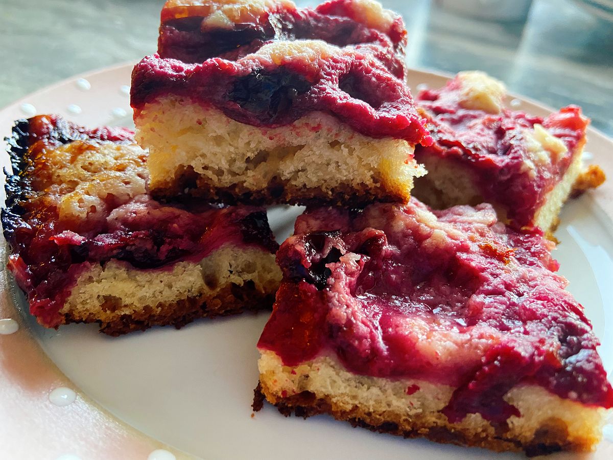 Tradiční švestkový koláč s drobenkou: křehké těsto, šťavnaté švestky a voňavá posýpka