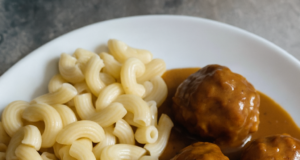 Papriková omáčka s hořčicí a smetanou – recept s domácími masovými kuličkami Papriková omáčka s hořčicí a smetanou – recept s domácími masovými kuličkami