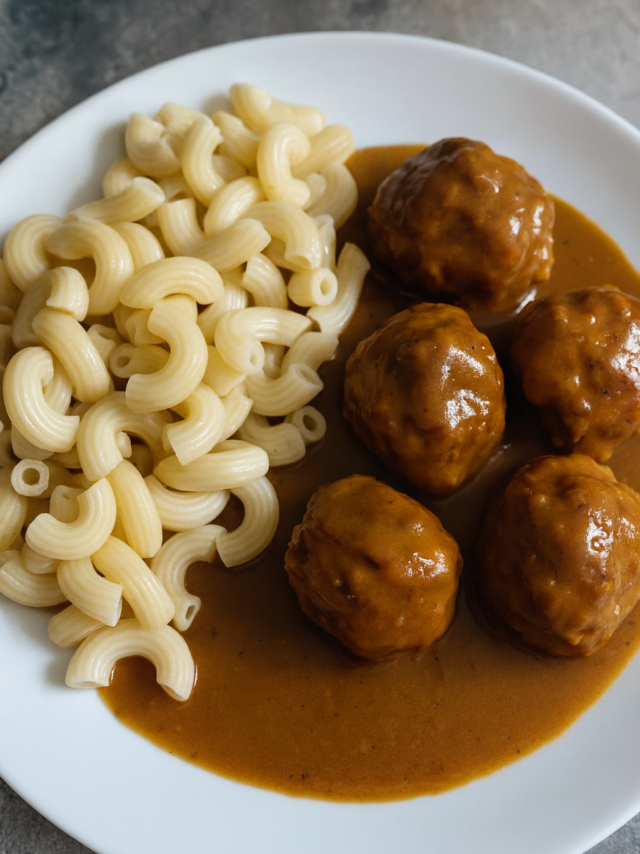 Papriková omáčka s hořčicí a smetanou – recept s domácími masovými kuličkami Papriková omáčka s hořčicí a smetanou – recept s domácími masovými kuličkami