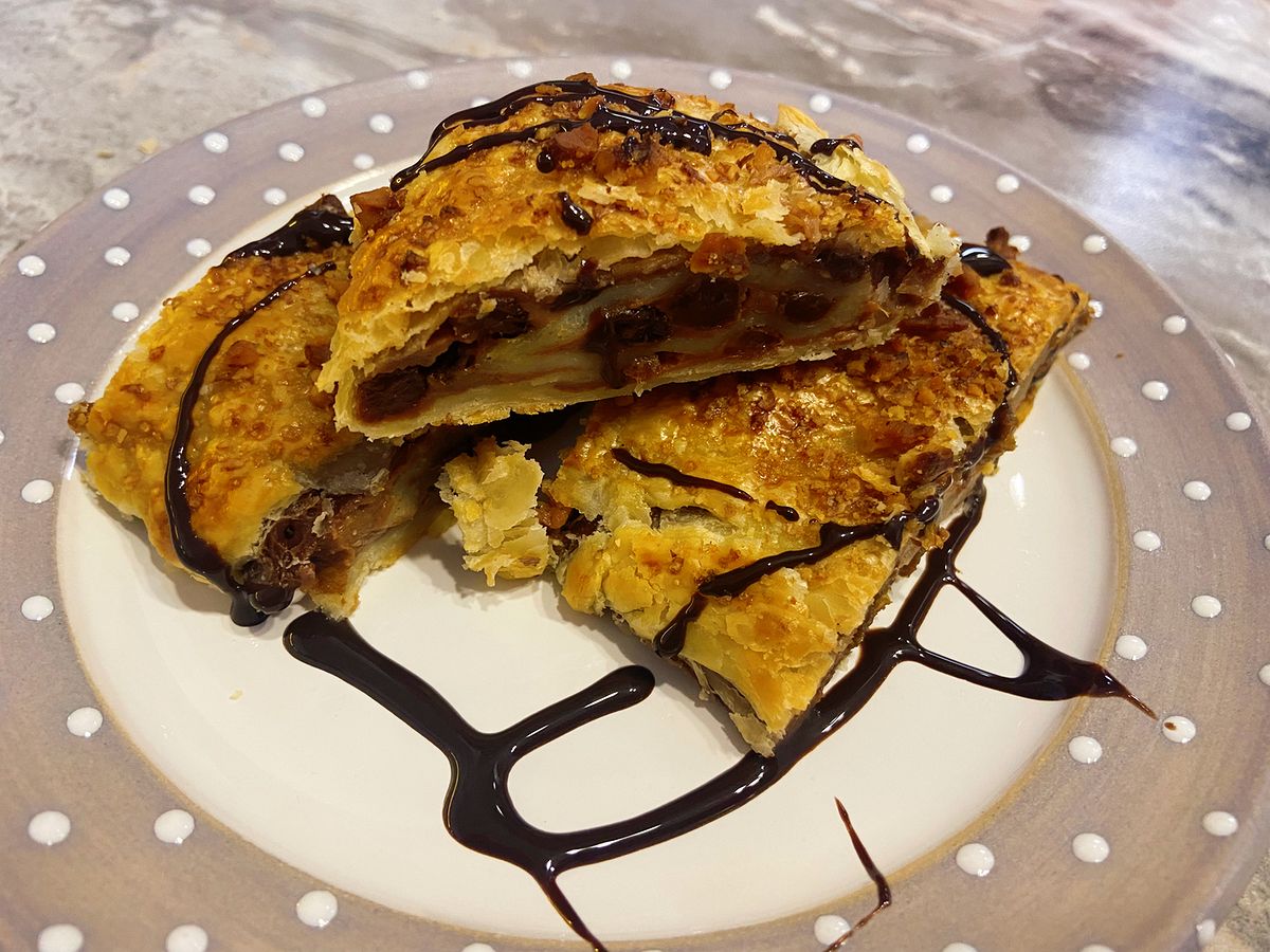 Pudinkovo-čokoládový závin z listového těsta s rozinkami a ořechy