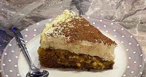 Obrácený jablečný koláč s pudinkovým krémem a šlehačkou Obrácený jablečný koláč s pudinkovým krémem a šlehačkou